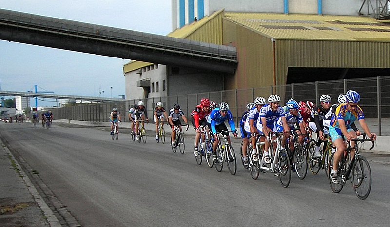 2011-08-05 07 Les Gentlemen Dernier Tour Devant ca envoie.JPG